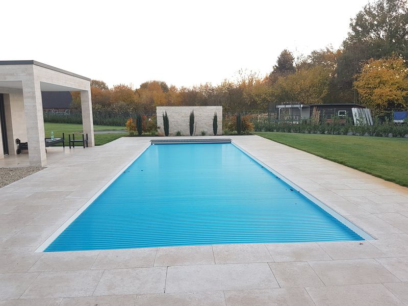 Pool und Außenküche unter der Pergola