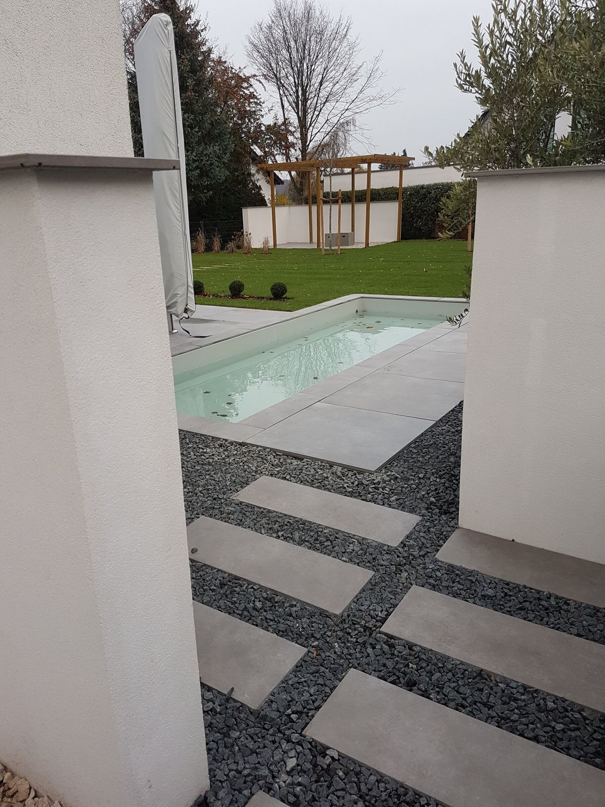 Pool und Pergola im Zusammenspiel