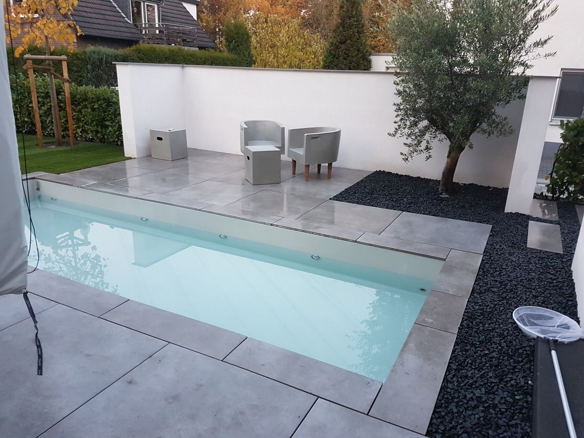 Poolterrasse in der Abenddämmerung