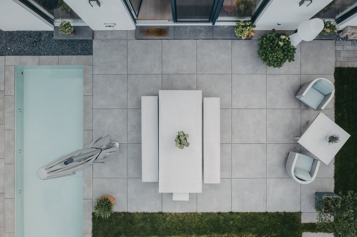 Poolterrasse mit Loungemöbeln aus der Vogelperspektive