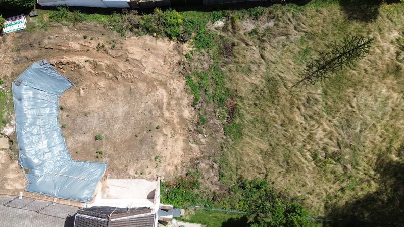 Abgetragener Hang neben der Aushubfläche, senkrechte Luftaufnahme