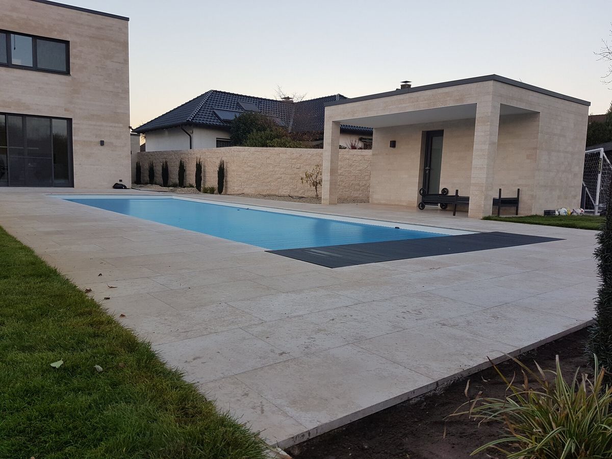 Terrasse mit überdachter Außenküche direkt am Pool