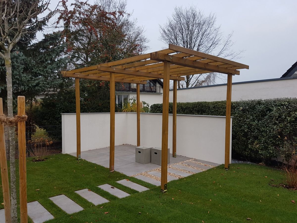 Freistehende Holzpergola auf dem Rasen