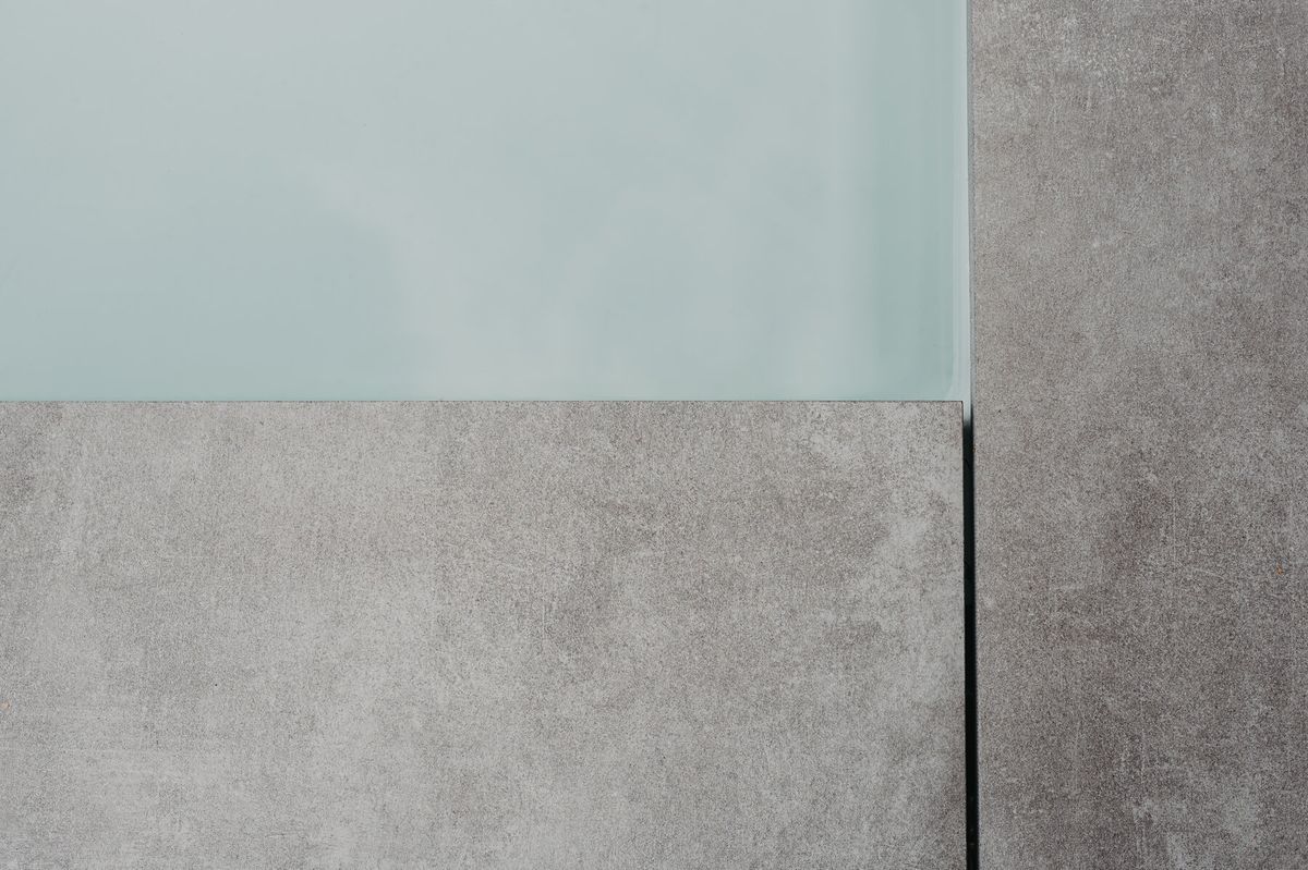 Materialdetail: Terrassenplatte am Poolrand